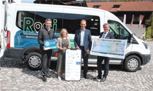 Die Rosi geht mit der Übergabe des Förderbescheids für Breitbrunn in Betrieb: Um die Wette strahlen (von links) Landrat Otto Lederer, Marion Igel, Leiterin der TouristInfo, Bürgermeister Anton Baumgartner und der ehemalige Landtagsabgeordnete Klaus Stöttner. Foto Verwaltung Gstadt