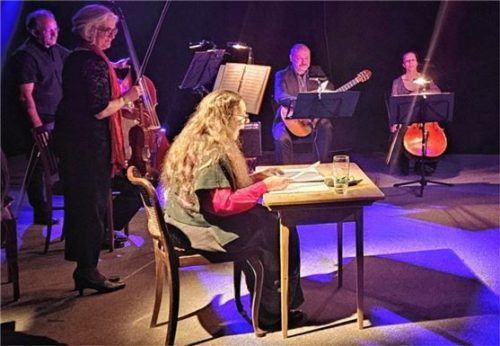 Die Schauspielerin Doris Buchrucker wurde vom Youkali Ensemble musikalisch begleitet. Foto re