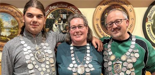 Die Schützenkönige (von links) Simon Zoßeder, Christa Brixner und Anton Mayer freuten sich über ihren Sieg beim Wettbewerb. Foto  Sg Seerose Baierbach