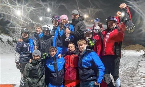 Die siegreichen Teams: Der GSC Dachau (Mitte) sicherte sich den ersten Platz, der WSV Oberaudorf (links) wurde Zweiter und das Skiteam Oberhaching Dritter. Foto re