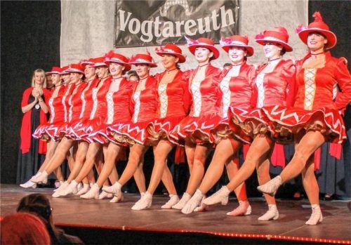 Die Tänzerinnen aus Aschau beim Gardemarsch.Fotos heinz