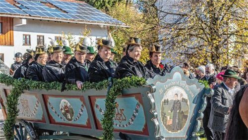 Die Trachtler auf dem alten Truhenwagen.