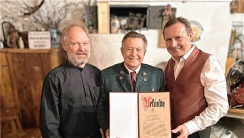 Dieter Höpfner (Mitte) überreicht Dirigent Rupert Schäffer (links) und Vorsitzenden Franz Scheck die Urkunde der Stiftung Sachrang. Foto H. Reiter