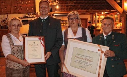 Dieter Höpfner (rechts) wurde zum Ehrenbürger von Aschau ernannt. Gemeindearchivarin Ilse Goßner (links) erhielt die Bürgermedaille der Gemeinde Aschau.