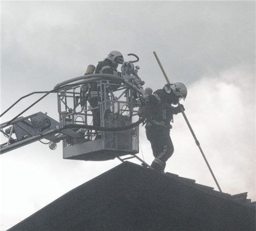 Drei Stunden lang dauerten die Löscharbeiten. Der Brand hatte rasch auf den Dachstuhl übergegriffen. Foto Reisner