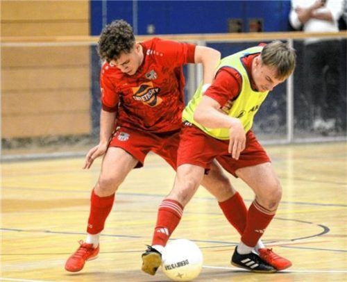 Duell im Finale: Lucas Gratt deckt den Ball vor Traunsteins Alessandro Discetti ab.Foto Franz Ruprecht