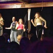 Bühnenwirbel trifft Liebes-Monolog und französische Chansons