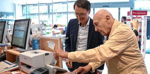 E-Rezept kann jeder, auch der Bundesgesundheitsminister: Dr. Karl Lauterbach lässt sich im Herbst 2023 vom 86-jährigen Peter Jordan zeigen, wie’s geht. Foto Symbolfoto: Annegret Hilse (dpa)