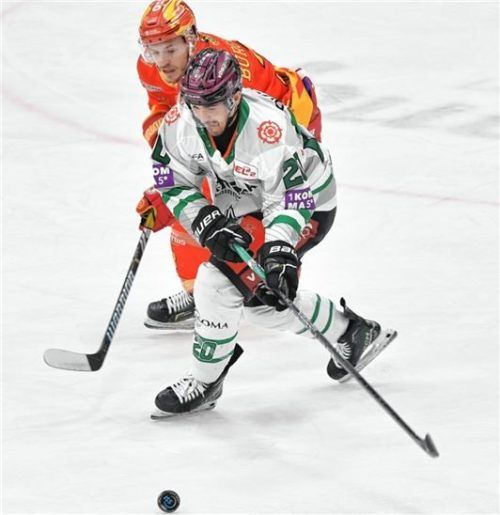 Ein Allgäuer gegen die Allgäuer: Rosenheims Manuel Strodel ist vor Yannik Burghart am Puck.Foto Harald Langer