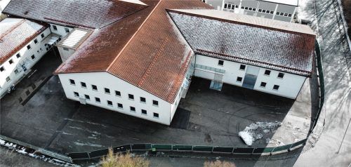 Ein Bauzaun riegelt die Gewerbehalle in Rott, die im Gespräch für eine große Erstaufnahmeeinrichtung für Flüchtlinge ist, seit Neuestem ab.Foto  re