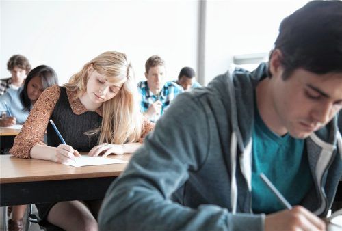 Ein Bild, das bald der Vergangenheit angehört? Die Digitalisierung hält auch im Hochschulbetrieb Einzug. An vielen Hochschulen werden Klausuren mittlerweile am Computer geschrieben – sogar Fernprüfungen, die am heimischen Computer geschrieben werden, sind möglich. Foto adobe Stock/hero Images
