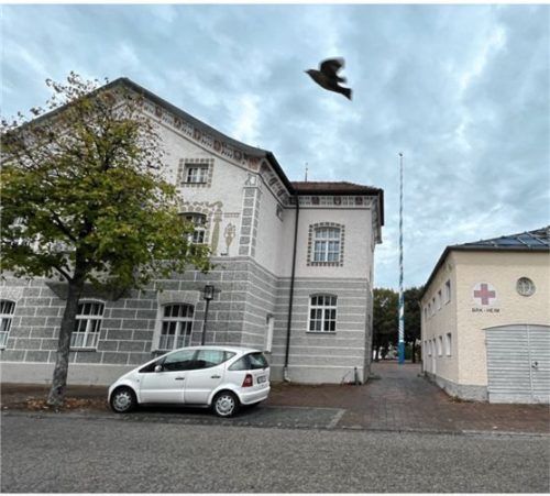 Ein Blick aus der Albert-Loher-Straße: Das BRK-Gebäude (rechts) wird abgerissen. An dieser Stelle entsteht der Erweiterungsbau, der über einen gläsernen Gang mit der Alten Musikschule verbunden wird.