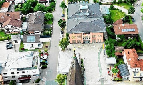 Ein geplantes Dreifamilienhaus – im Bild unmittelbar links neben dem Rathaus in Schloßberg – beschäftigt die Gemeinderäte seit mehr als anderthalb Jahren. Foto re