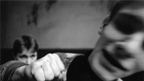 Ein Jugendlicher holt mit einer geballten Faust zum Schlag aus (Symbolbild). Mit der Androhung von Gewalt erpressten die Täter Kleidung ihres Opfers. Foto dpa