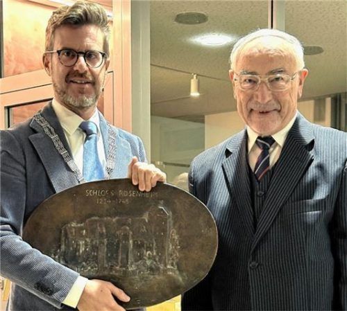 Ein Relief des ehemaligen Schlosses Rosenheim von Sepp Hamberger schenkte Professor Dr. Georg Kraus (rechts) Bürgermeister Karl Mair. Foto Picasa gp