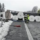 60000 Euro Schaden:  Vollsperre auf der A8 nach Lkw-Unfall