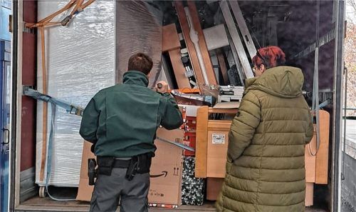 Ein ungarischer Zollbeamter inspiziert die Hilfsgüter für das Krankenhaus Volovec an der österreichisch-ungarischen Grenze. Rechts die Vorsitzende des Partnerschaftsvereins, Cornelia Graf.Foto RE