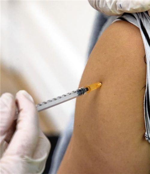 Eine Ärztin impft eine Frau mit dem Corona-Booster des Unternehmens Biontech. Ein Impfgegner hat jetzt in den sozialen Medien eine Abgeordnete der Grünen beleidigt. Foto DPA