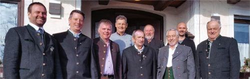 Eine Ehrung für langjährige Vereinstreue durch Sepp Eckl (von links) erhielten Thomas Ugolini, Christian März, Peter Linner, Helmut Siegl, Michael Bauer, Franz Maier, Wolfgang Demmel. Zweiter Vorsitzender Sepp Schlosser gratuliert.Foto niessen