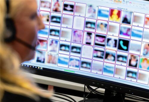 Eine Ermittlerin sitzt vor Monitoren mit unkenntlich gemachten Fotografien, die teilweise sexuellen Missbrauch zeigen. Beim Verdacht auf sexualisierte Gewalt gegenüber Kindern und Jugendlichen kann man sich unter Telefon 0800/0431431 beim Hinweistelefon im Landeskriminalamt melden. Foto dpa