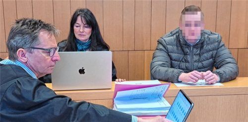 Eine Frage der Details: Verteidiger Harald Baumgärtl und Regina Rick mit dem Angeklagten Sebastian T. im Ausweich-saal des Landgerichts Traunstein. Foto Weiser