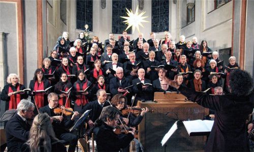 Eine unglaubliche Präsenz und gesangliche Leistung: Der Wasserburger Bach-Chor und seine Leiterin Angelica Heder-Loosli überzeugten in der Pfarrkirche St. Georg in Schloßberg.Foto gartner