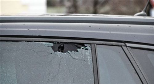 Einer der Schüsse, die der Transportfahrer auf die flüchtenden Täter abfeuerte, traf ein unbeteiligtes Auto, das am Tatort parkte.