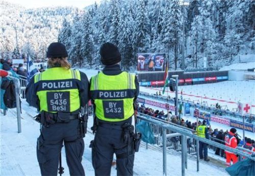 Entspannter Blick der Einsatzkräfte der Bereitschaftspolizei auf die Athleten. Foto PI Traunstein