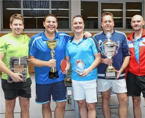 Erfolgreiche Teilnehmer beim Turnier des Sportvereins Söchtenau-Krottenmühl: (von links) Florian Opperer, Bernhard Hundhammer, Markus Zschäbitz, Manfred Lippert und Wolfgang Demmel. Foto Niessen
