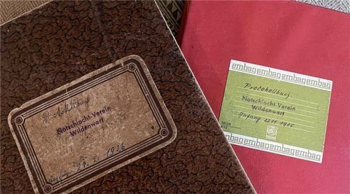 Erinnerungen an den Notschlachtungsverein bieten die alten Protokollbücher. Foto  Hötzelsperger