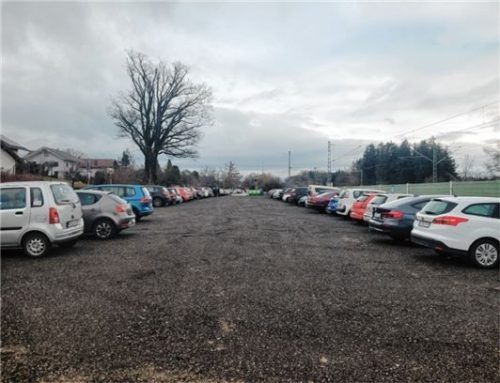 Erweiterte Parkfläche am Bahnhof: Weit und breit nur Autos, auch die erweiterte Parkfläche ist wochentags fast voll belegt.