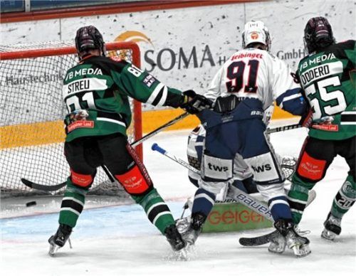 Es sieht zwar nach Tor für Rosenheim gegen Ravensburg aus, es war aber keins. Das Spiel endete 0:8. Foto  Ziegler