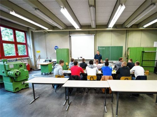 Fachkräfte dringend gesucht: Auch an Berufsschulen unterrichten mehr Quer- und Seiteneinsteiger. Foto dpa