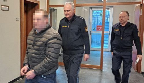 Folgt dem Prozess äußerlich fast unbewegt: Sebastian T. auf dem Weg zu Tag 28 im Mordprozess um den gewaltsamen Tod von Hanna W. Foto Weiser