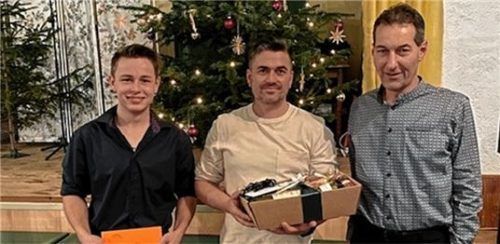 Franz Stenger (rechts) gratulierte Florian Fuchs und Christian Mittermeier (von links). Nicht auf dem Bild zu sehen ist Andre Soballa.