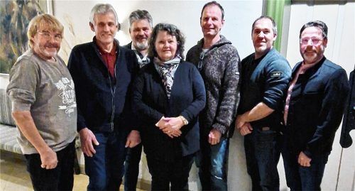 Frisch gewählte Vorstandschaft: (von links) Kassier Sebastian Guggenhuber, Vorsitzender Christoph Niedermaier, Zweiter Vorsitzender Johann Gruber, Schriftführerin Emmy Künzner-Hingerl, die Beisitzer Robert Eisenbart und Stefan Kirschner sowie Wahlleiter Englbert Buchner. Nicht im Bild sind die Beisitzer Michael Künzner-Hingerl, Englbert Stöcklhuber und Franz Neumayer.Foto Künzner-Hingerl