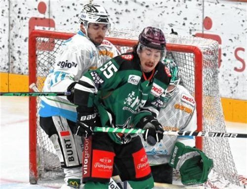 Für Chris Dodero (rechts) war die Partie früh vorbei. Er bekam den Puck genau auf den Finger.Foto Hans-Jürgen Ziegler