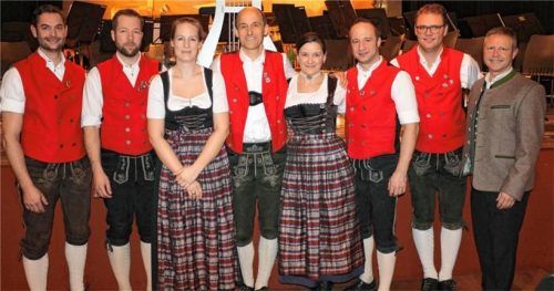 Für langjährige Mitgliedschaft zeichneten Benedikt Paul (rechts) und Simon Pertl (Zweiter von rechts) die Musiker (von links) Andreas Hamberger, Maximilian Schelzke, Marie-Luise Peschek, Franz Pertl, Agnes Staber und Christian Pertl aus.