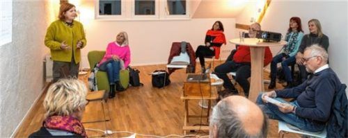 Gemeinsam mit den Teilnehmern beleuchtet Professor Dr. Elke Schwinger (links) beim Philosophie-Café unterschiedliche Perspektiven.Foto  Effner