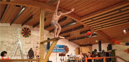 Gewagter Sprung ins „gepolsterte“ Becken.Foto Rehberg