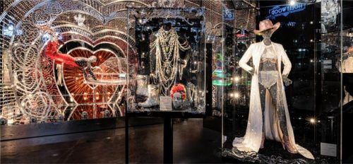 Glamouröse Outfits und spektakuläre Kostüme erzählen von den großen Highlights der Film- und Musikgeschichte. Fotos Swarovski Kristallwelten