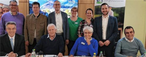 Hart in der Sache, aber in guter Atmosphäre verlief die Diskussion. Am Ende konnten sie alle lachen: (hinten, von links) Josef Mooshuber (Katharinenheim), Elmar Stegmeier (CSU-Experte des Gesundheits- und Sozialwesens), Bernhard Seidenath (Vorsitzender des Landtagsausschusses für Gesundheit, Pflege und Prävention), Michaela Schliersmayer (Pflegedienstleiterin Thansau), Nicole Wowk (Pflegedienstleiterin Bad Endorf) und Landtagsabgeordneter Daniel Artmann sowie (vorne, von links) Landrat Otto Lederer, Uwe Hering (Vorsitzender Katharinenheim), Anita Read (Geschäftsführerin Katharinenheim) und Bad Endorfs Bürgermeister Alois Loferer. Foto Stiels