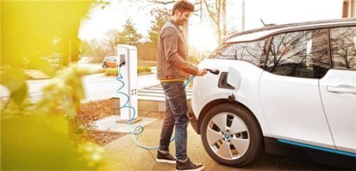 Hersteller gewähren bei E-Autos oftmals üppige Rabatte. Foto DJD/LichtBlick SE