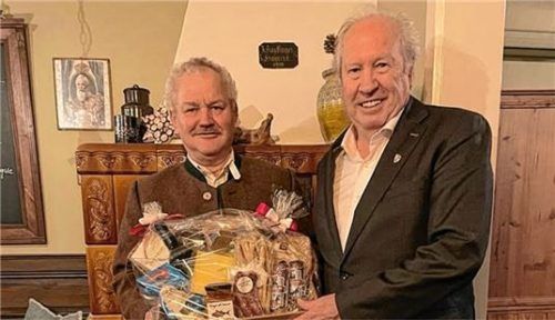 Herzlicher Dank für 38 Jahre Betriebstreue: Geschäftsführer Franz Kriechbaum (rechts) verabschiedete Erwin Freese in den wohlverdienten Ruhestand.