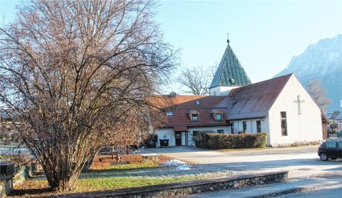 Heute stehen noch Haselnusssträucher neben der evangelischen Erlöserkirche in Kiefersfelden. An diesem Platz soll nach dem Willen der Gemeinde ein neues Jugendtreff-Gebäude entstehen, ohne den mächtigen Baum beseitigen zu müssen.Foto  Schmidt