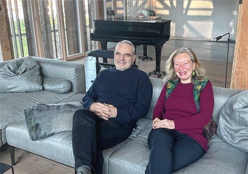 Holen renommierte Jazz-Musiker in ihre vier Wände: Martin Hirner und Birgit Eßlinger-Hirner. Foto Kirchner