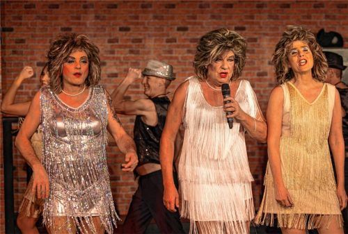 Hommage an eine Ikone: Christian Reitinger, Hans Anker und Gabi Tachakor (von links nach rechts) erinnern an Tina Turner. Foto Aschl