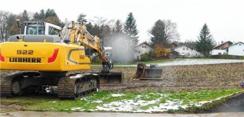 Im Frühjahr, sobald es die Bodenverhältnisse zulassen, wird der Notverbund der Schnaitseer Wasserversorgung mit der Harpfinger Gruppe in Richtung Kreuzstraße (rechts) vollzogen.