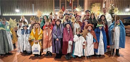 Im Neujahrsgottesdienst wurden 34 Kinder als Sternsinger in Kolbermoor ausgesandt. Foto re