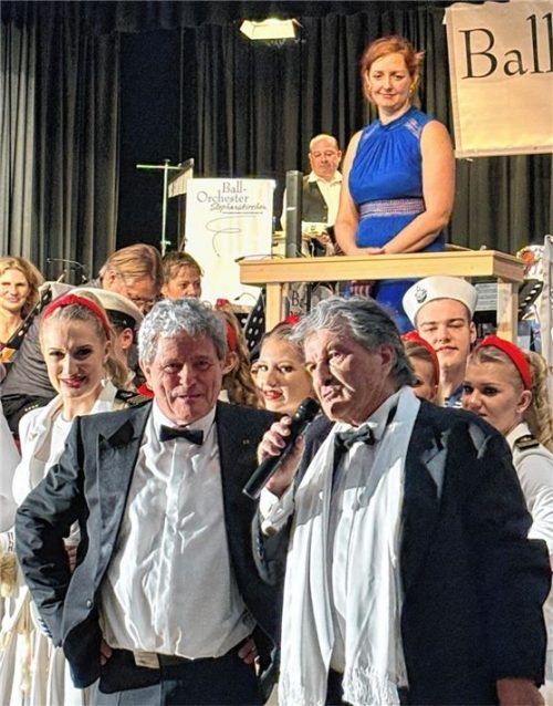 Im Rahmen der Ordensverleihung bekam der Präsident der TH Rosenheim, Professor h.c. Heinrich Köster (links), vom Dirigenten des MGV Stephanskirchen, Wolfgang Zeller, den neuen Status „humoris causa“ verliehen.Foto re